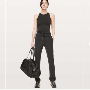 Lululemon On The Fly Pant *Woven
Full Length 31", Like New condition size 6.